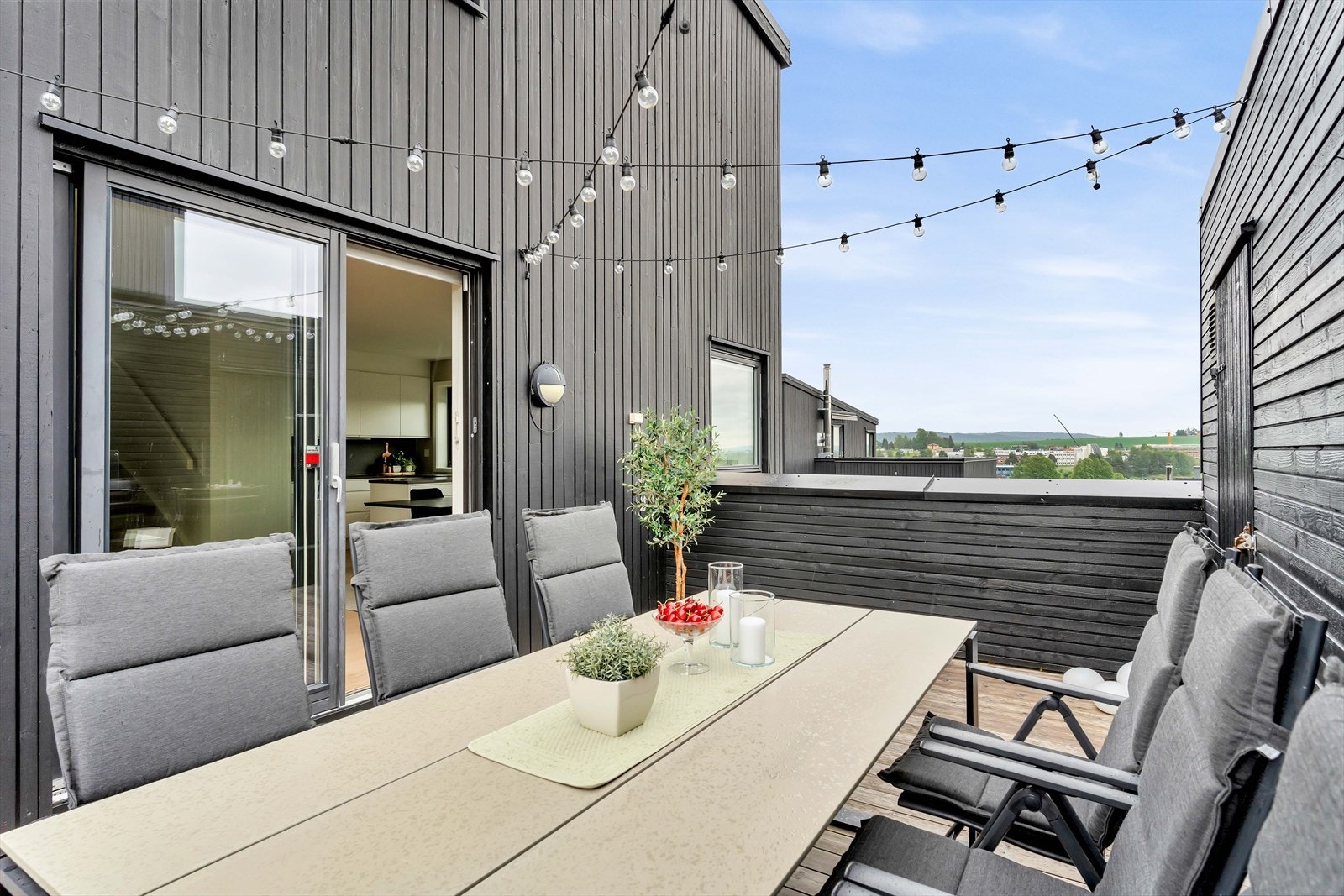 Det er god plass til flere sittegrupper, samt grill. Galleribilde