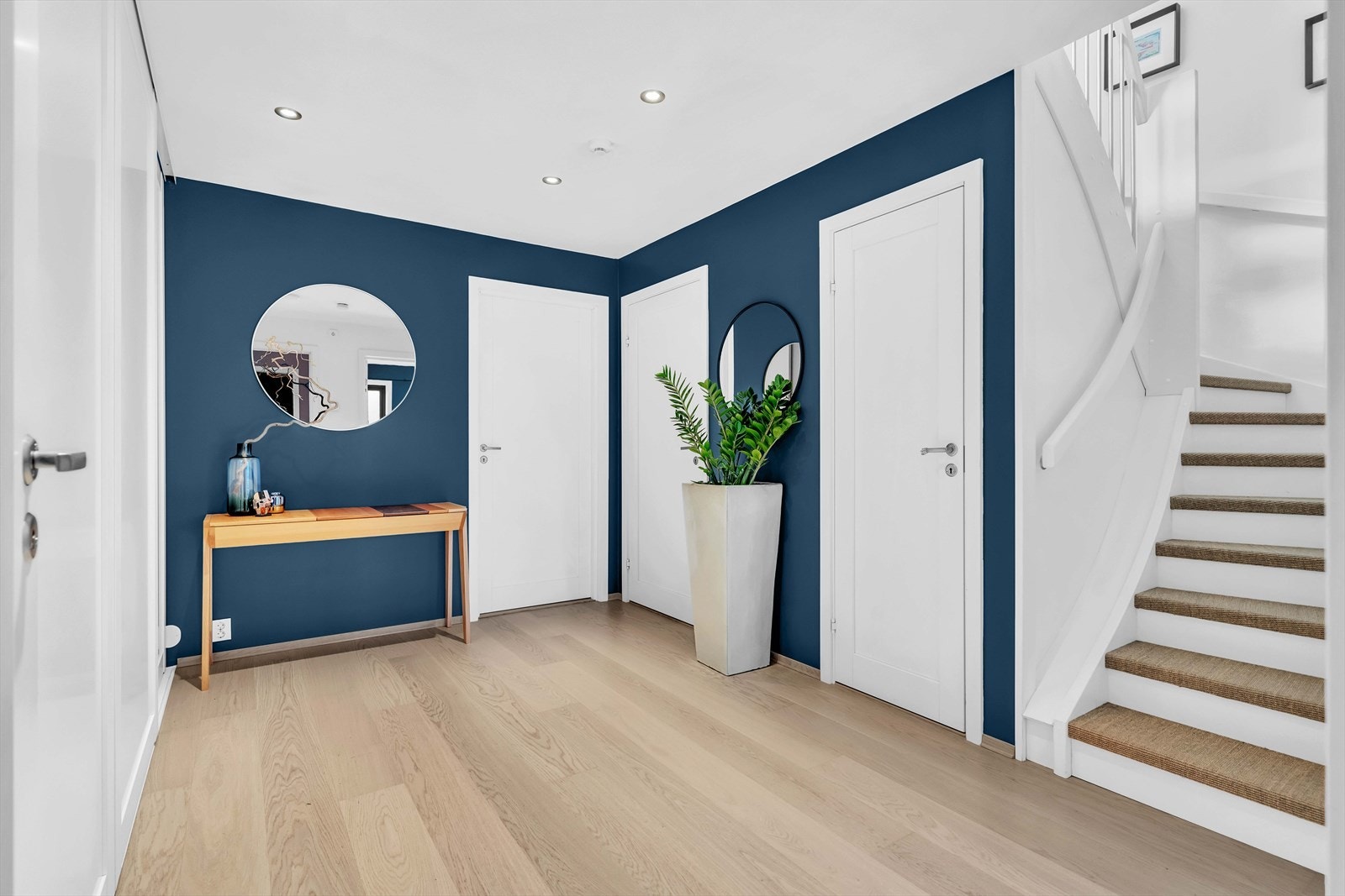 Videre inne i hallen er det etablert en svært romslig garderobeløsning med mye lagringsplass. Galleribilde