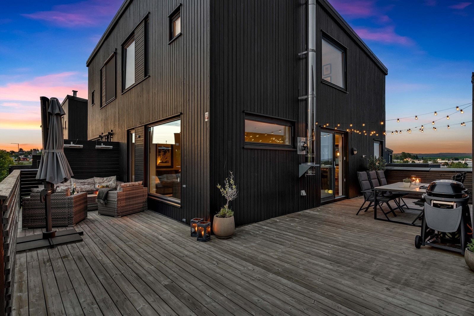 Dette er en tiltalende halvpart tomannsbolig med familievennlig planløsning over 3 plan. Galleribilde