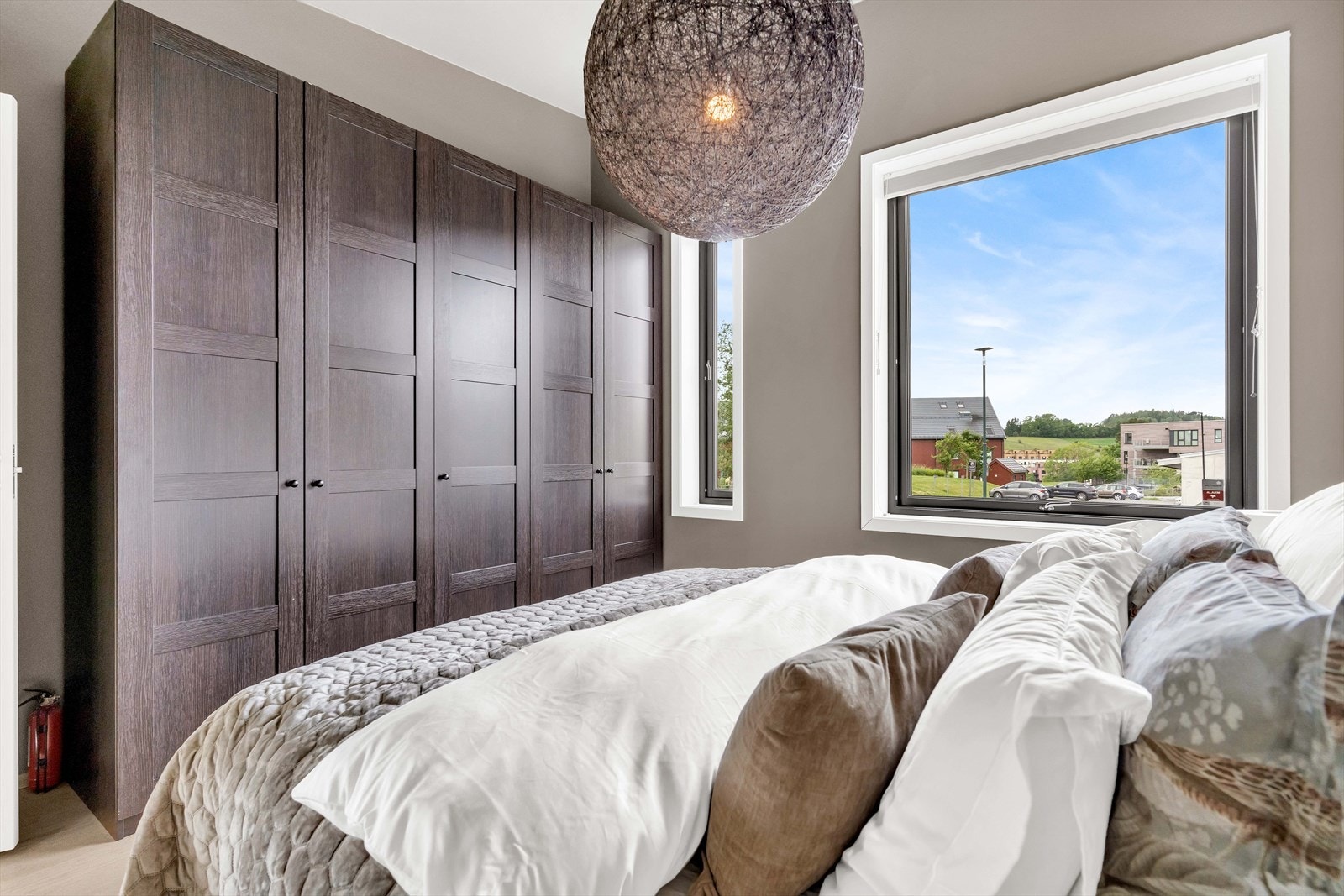 Videre er det plass til klesoppbevaring i garderobe. Galleribilde