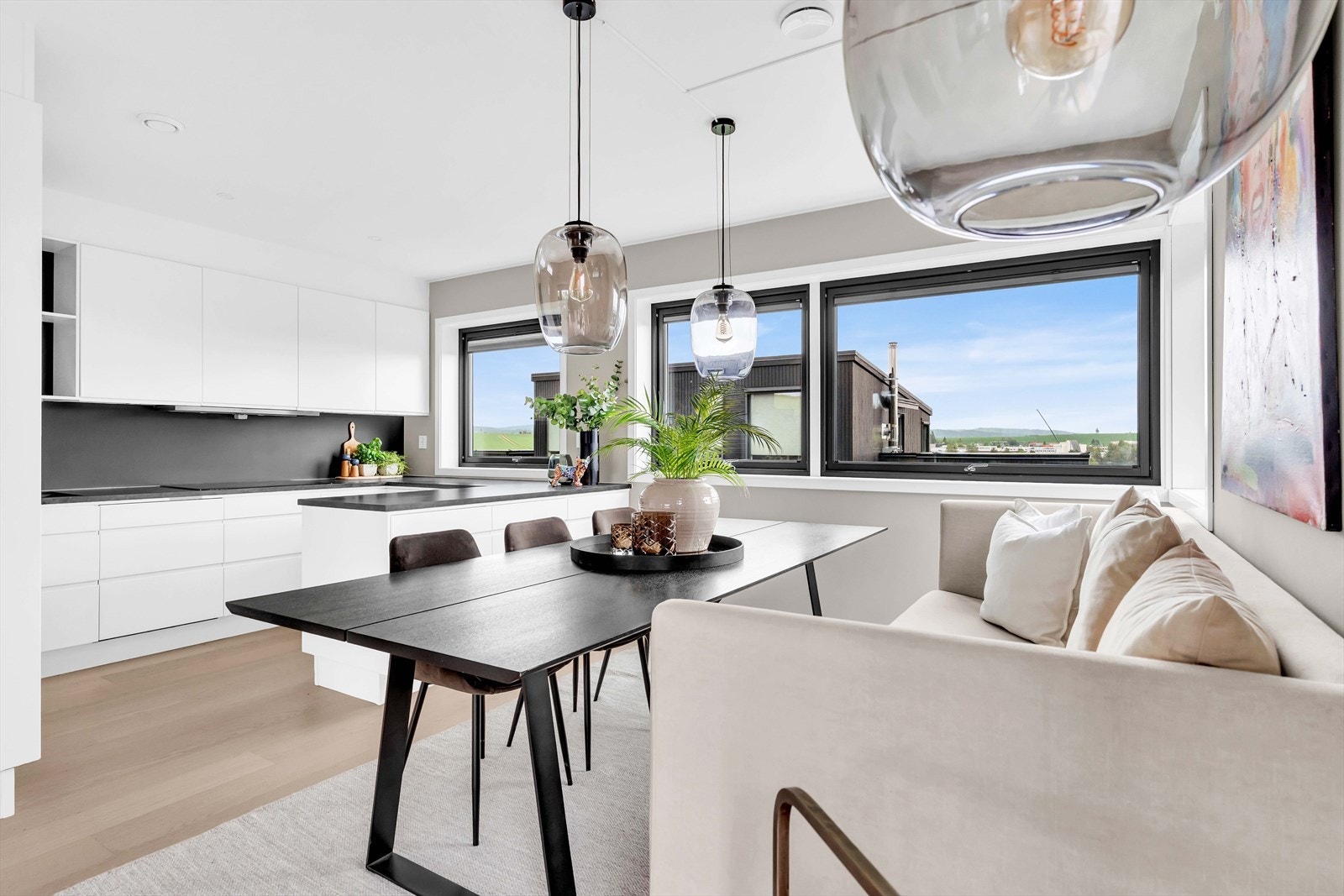 Kjøkkenet byr på rikelig med benk- og skapplass! Galleribilde