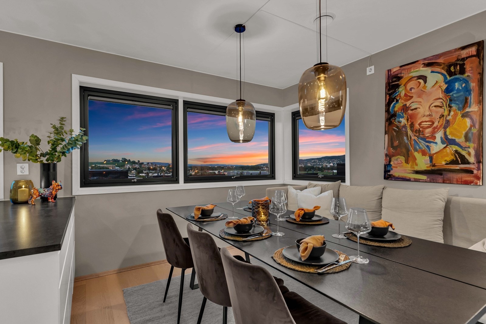 Fra vinduene ved spisestuen er det flott og åpen utsikt ut mot nærområdet. Galleribilde