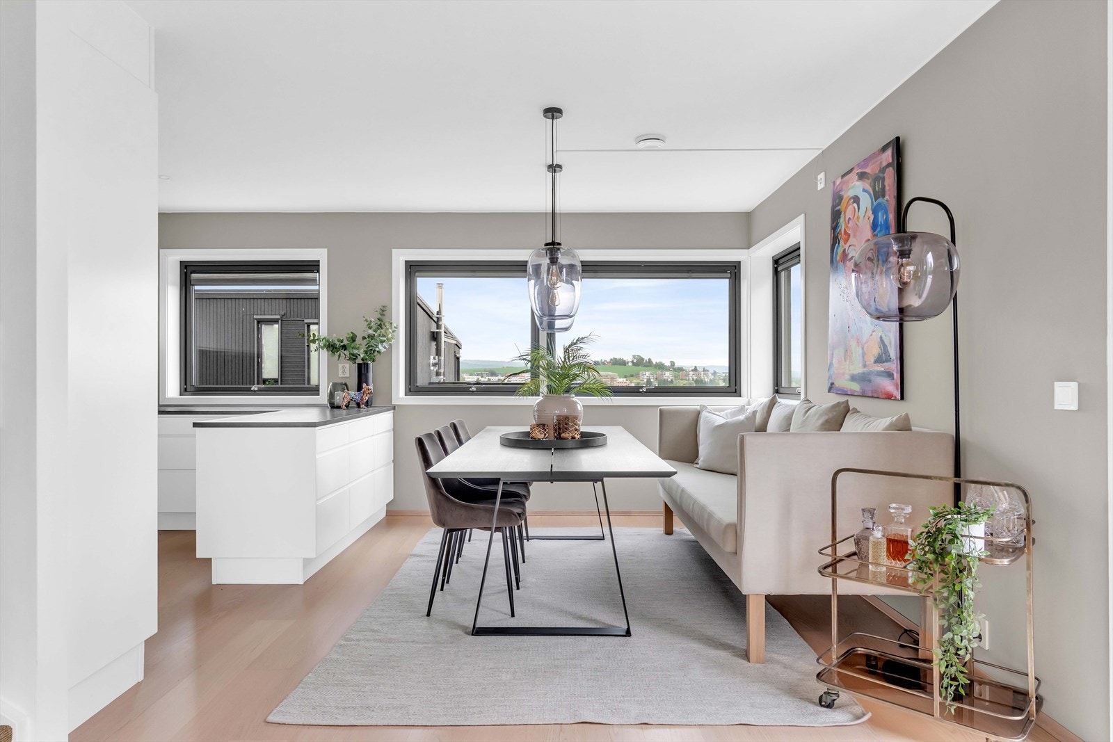 Spisebordet har sin naturlige plass mot kjøkkenet. Galleribilde