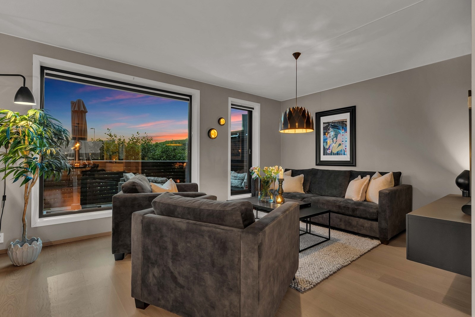 Boligen har byggeår 2014, og byr på mange moderne bokvaliteter! Galleribilde