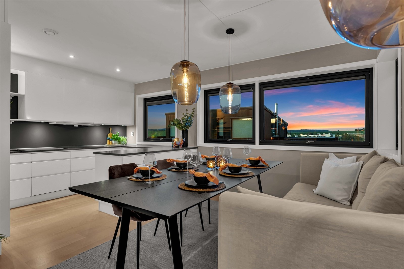 Kjøkkenet er i åpen og sosial løsning mot spisestuen. Galleribilde