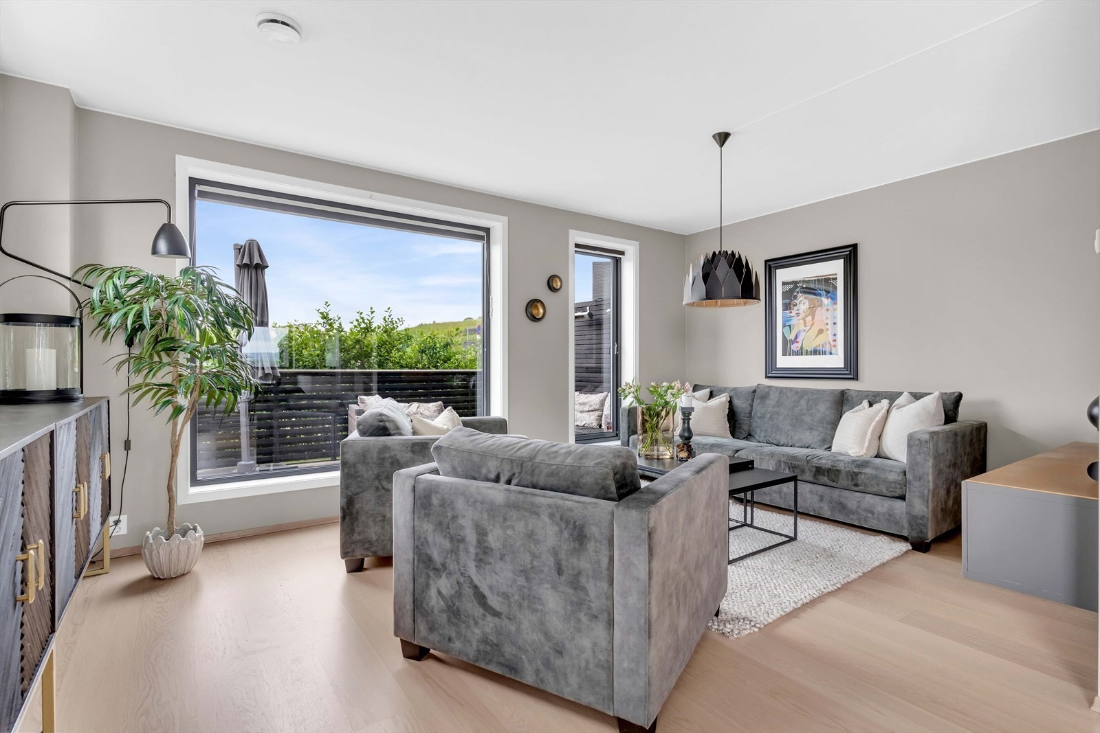 Det er god plass til sofaseksjon, tv-møbel og spisegruppe. Galleribilde