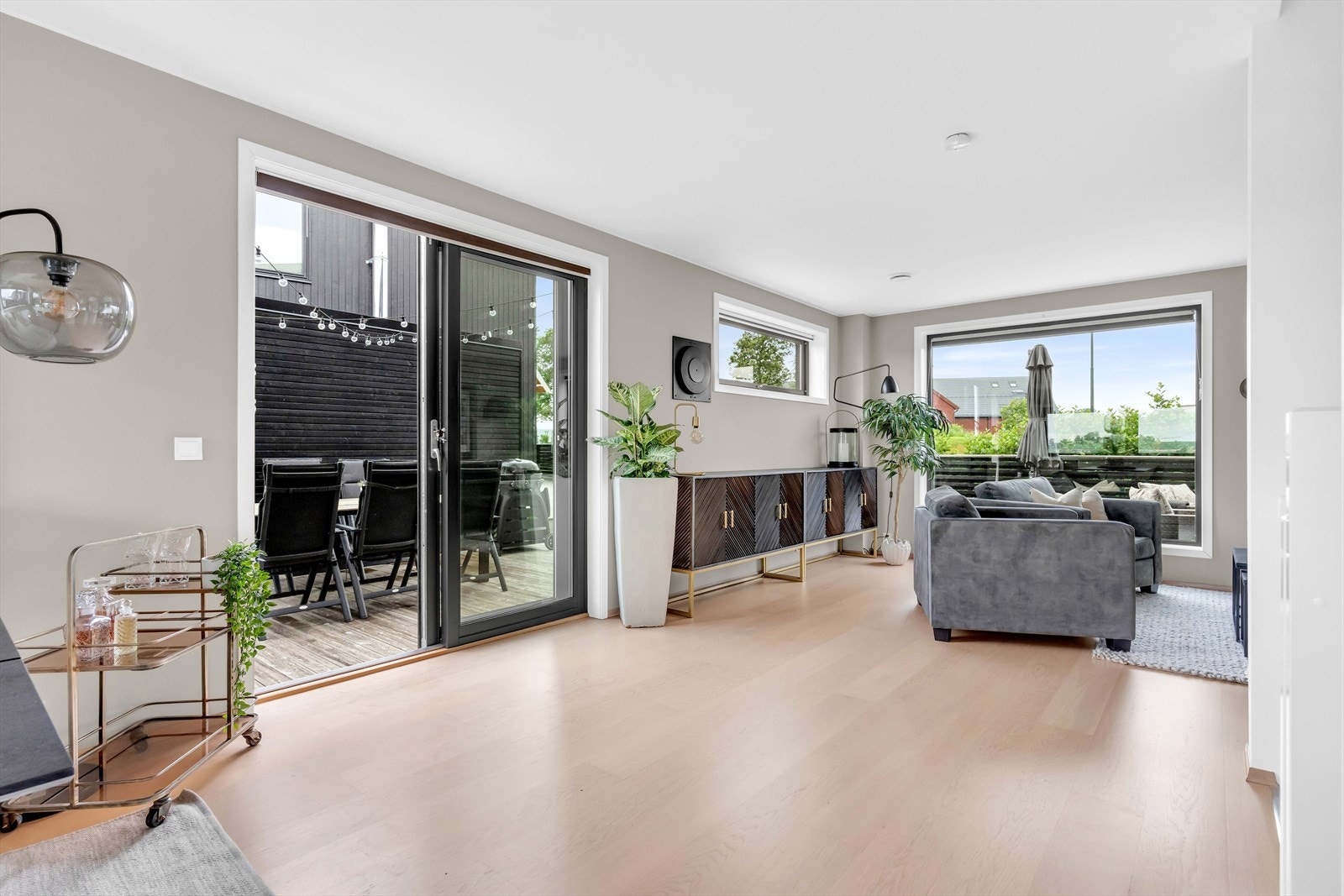 Skyv de store glassdørene til side, og ta turen ut på terrassen. Galleribilde