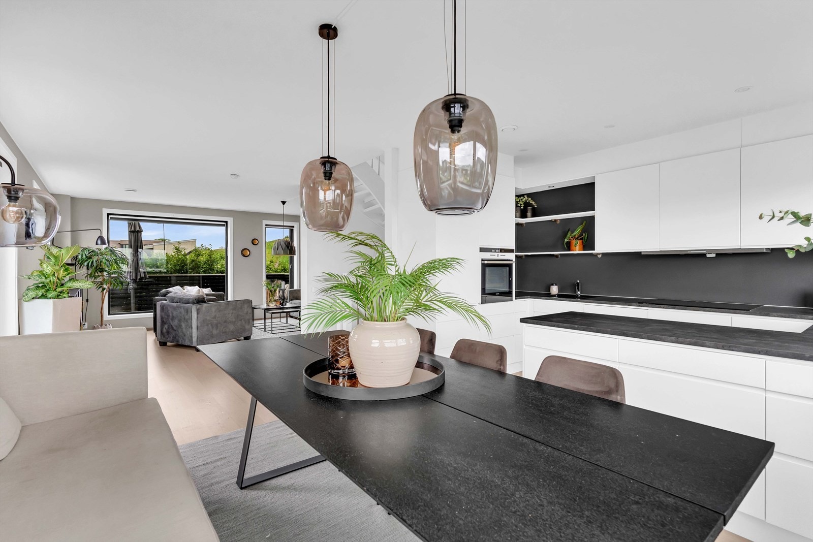 Den sosiale og åpne planløsningen gjør det enkelt å underholde gjestene mens middagen tilberedes. Galleribilde