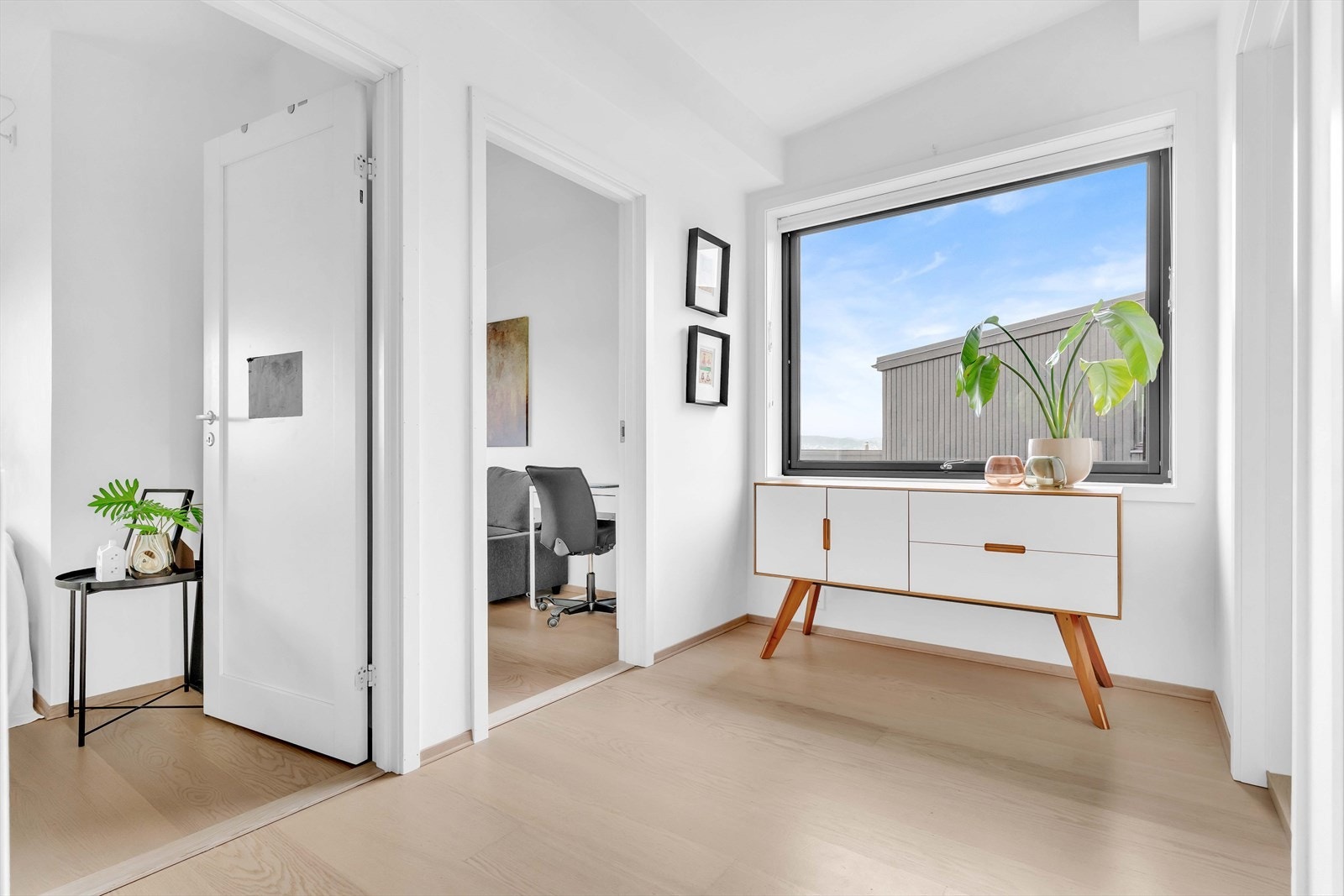 Etasjen har en lys og trivelig gang, med etablert sittebenk ved vinduene. Fra gangen er det inngang til tre soverom, samt et bad. Galleribilde