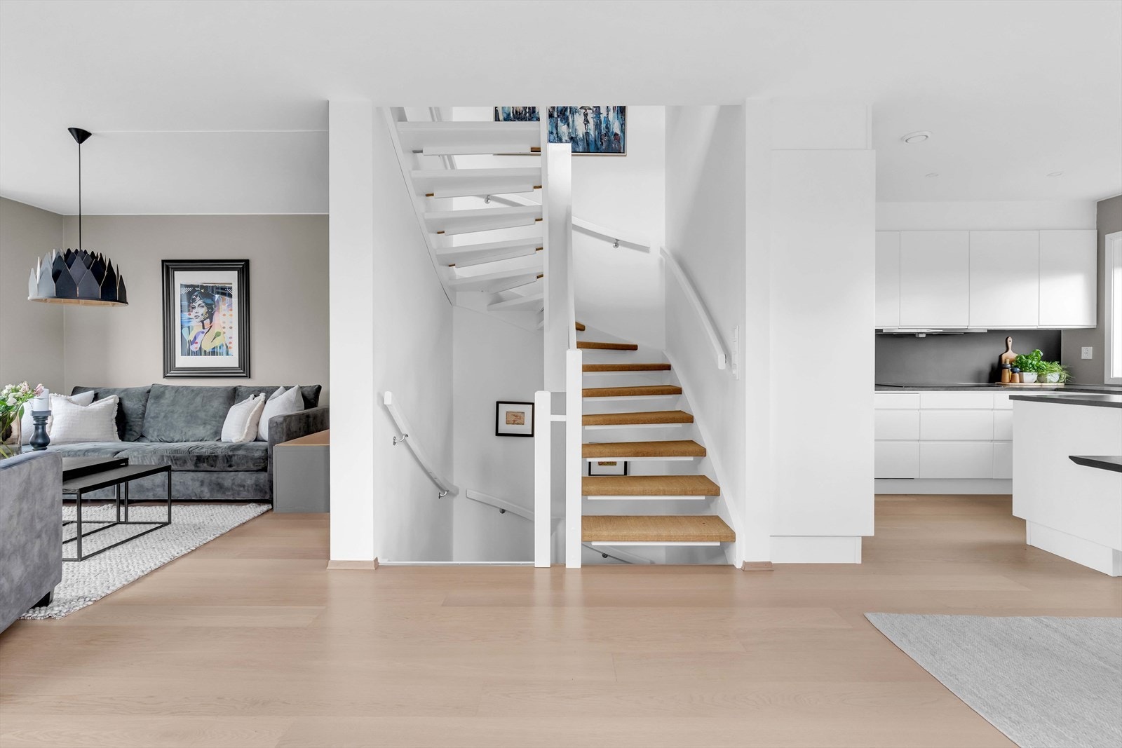 Det åpne trappeløpet tar deg opp til 2. etasje, samt ned til underetasjen. Galleribilde