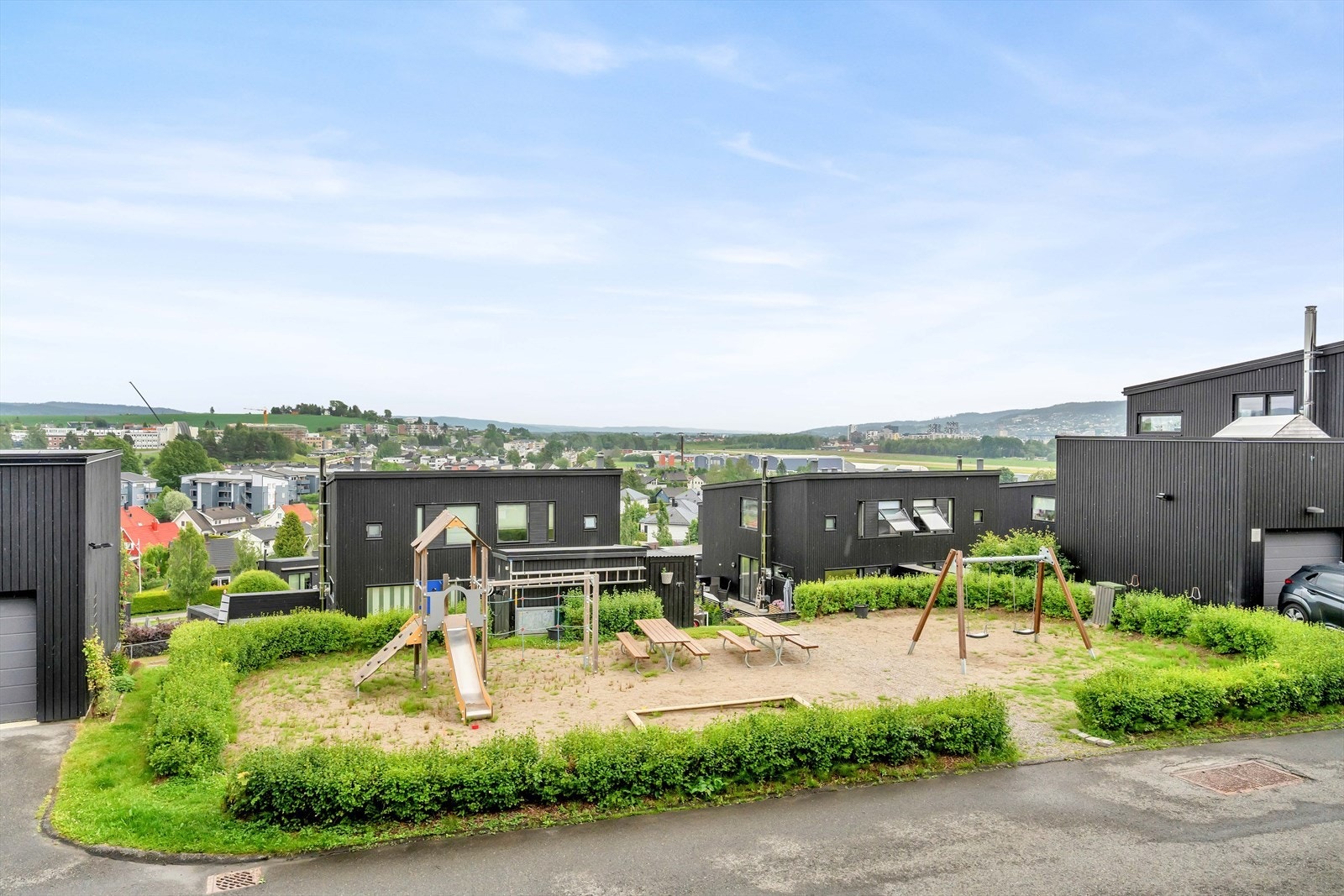 Rett utenfor boligen er det etablert en lekeplass. Galleribilde