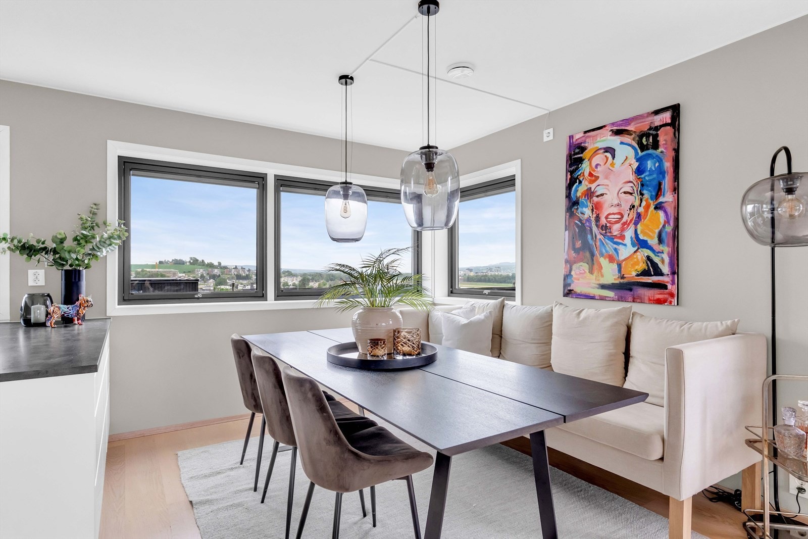 Det er svært åpen og fin utsikt fra vinduene. Galleribilde