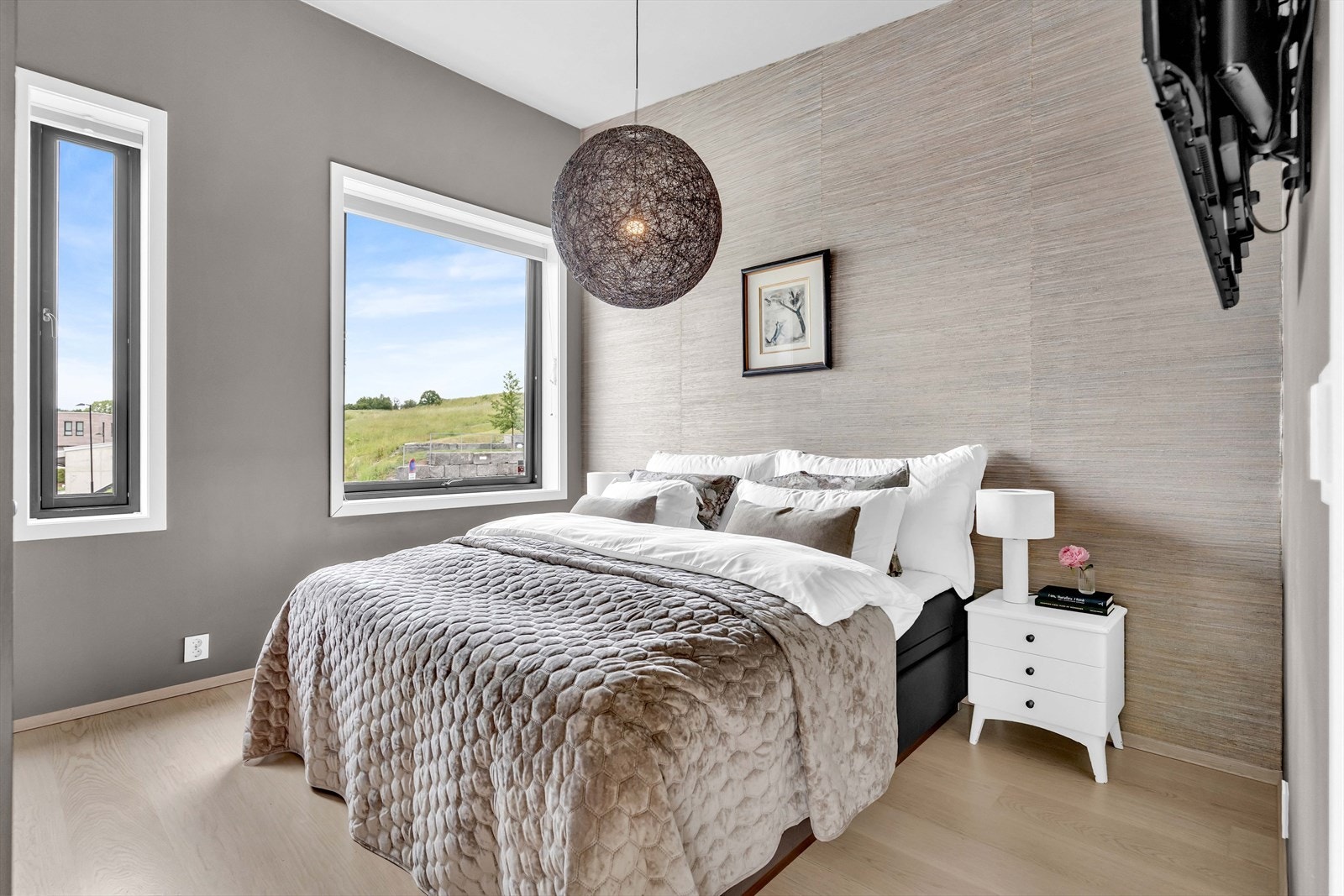 Etasjen har tre soverom. Hovedsoverommet har plass til dobbeltseng med tilhørende nattbord. Galleribilde