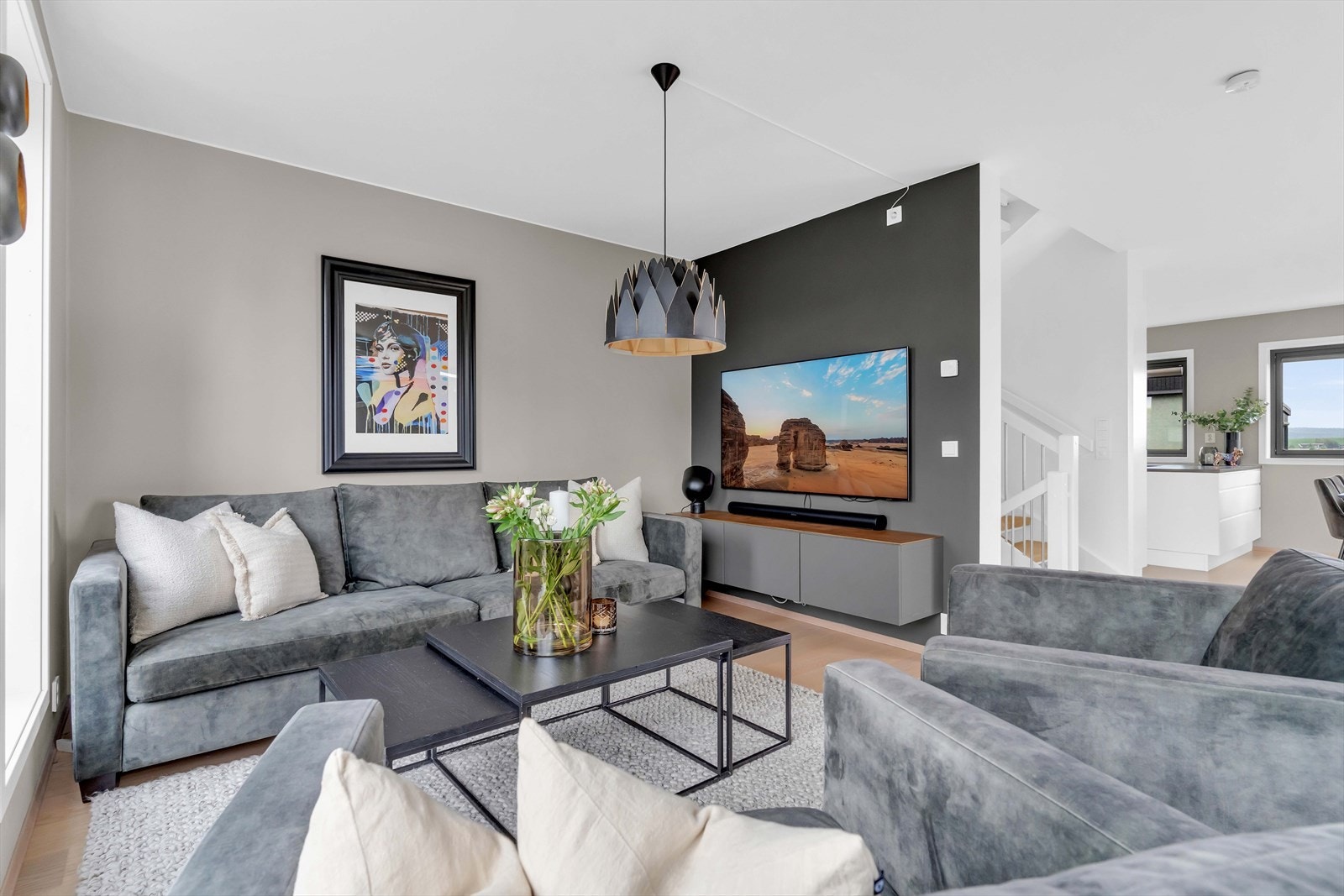 I dagslys er stuen et svært lyst og trivelig oppholdsrom. Galleribilde