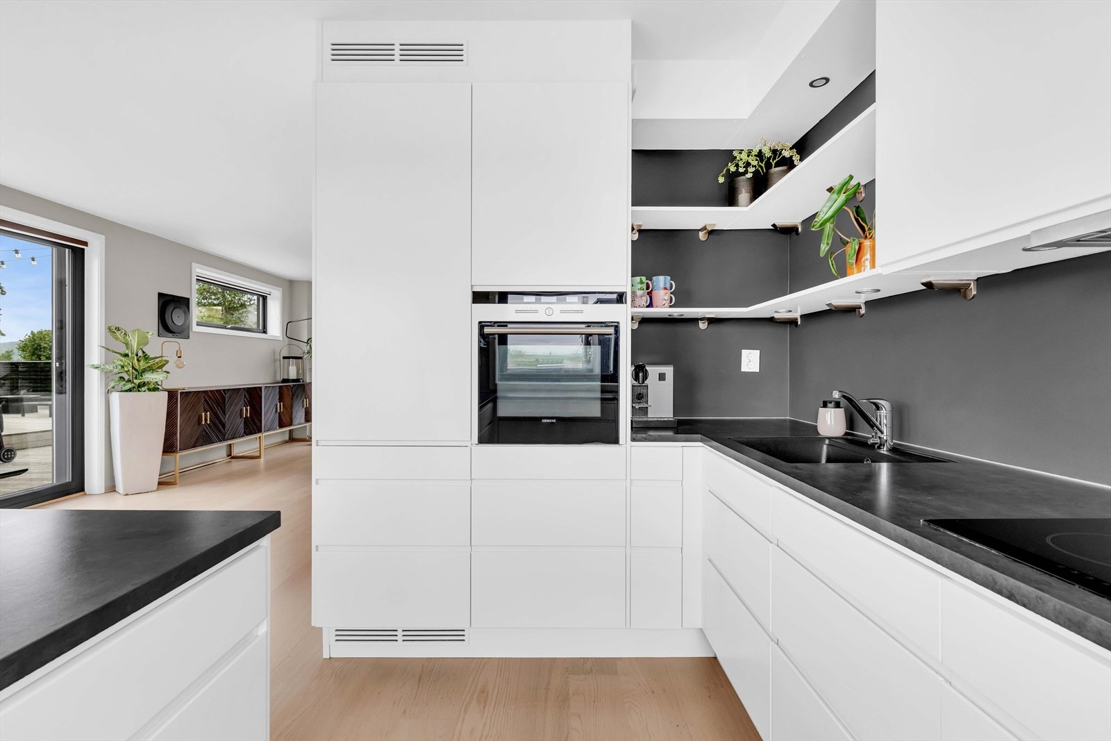 Kjøkkeninnredningen er fra Drømmekjøkkenet. Skapene har slette fronter, og det er nedfelt oppvaskkum med 1-greps blandebatteri i benkeplaten. Galleribilde