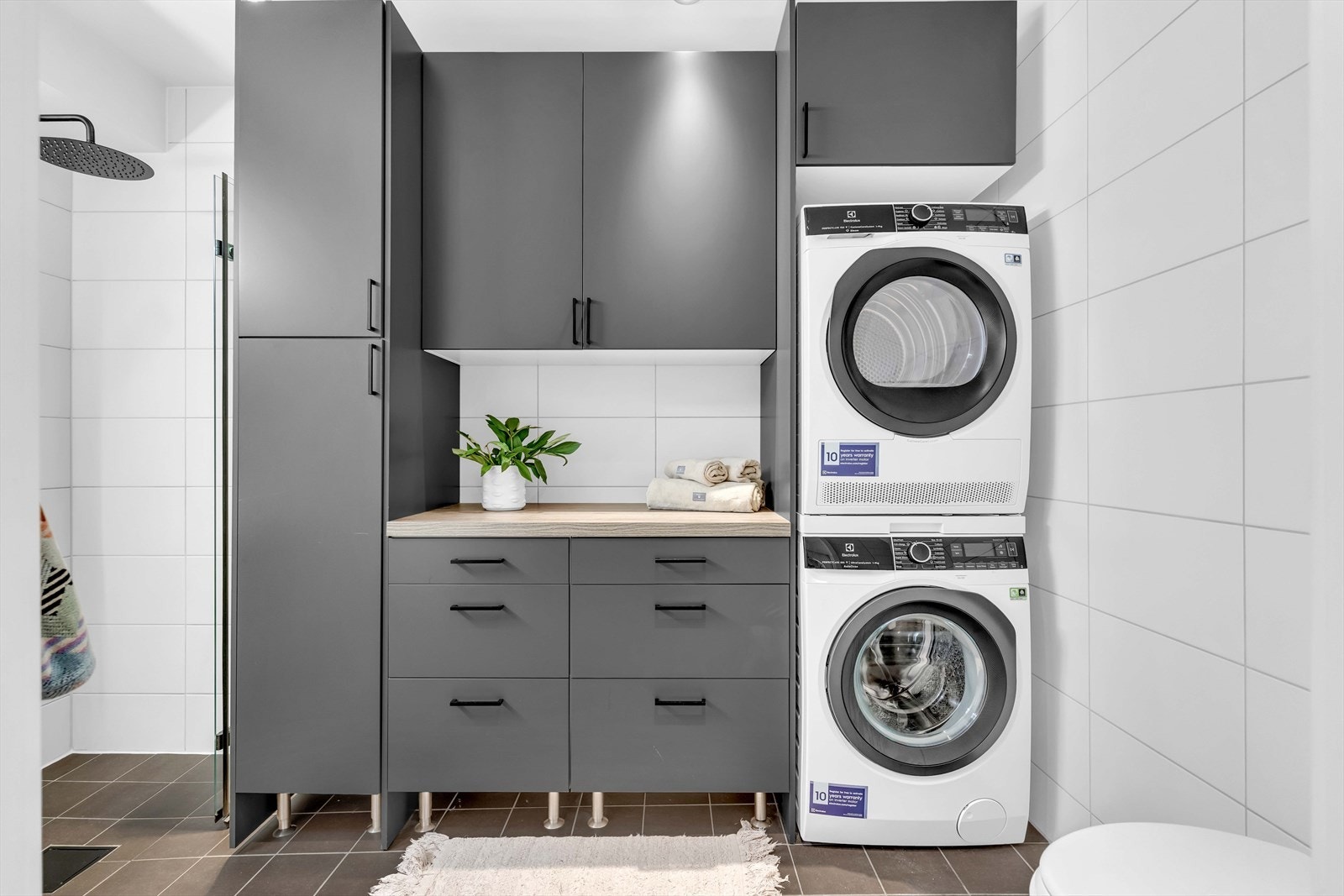 Baderommet i etasjen har flislagte overflater med vannbåren gulvvarme. Galleribilde