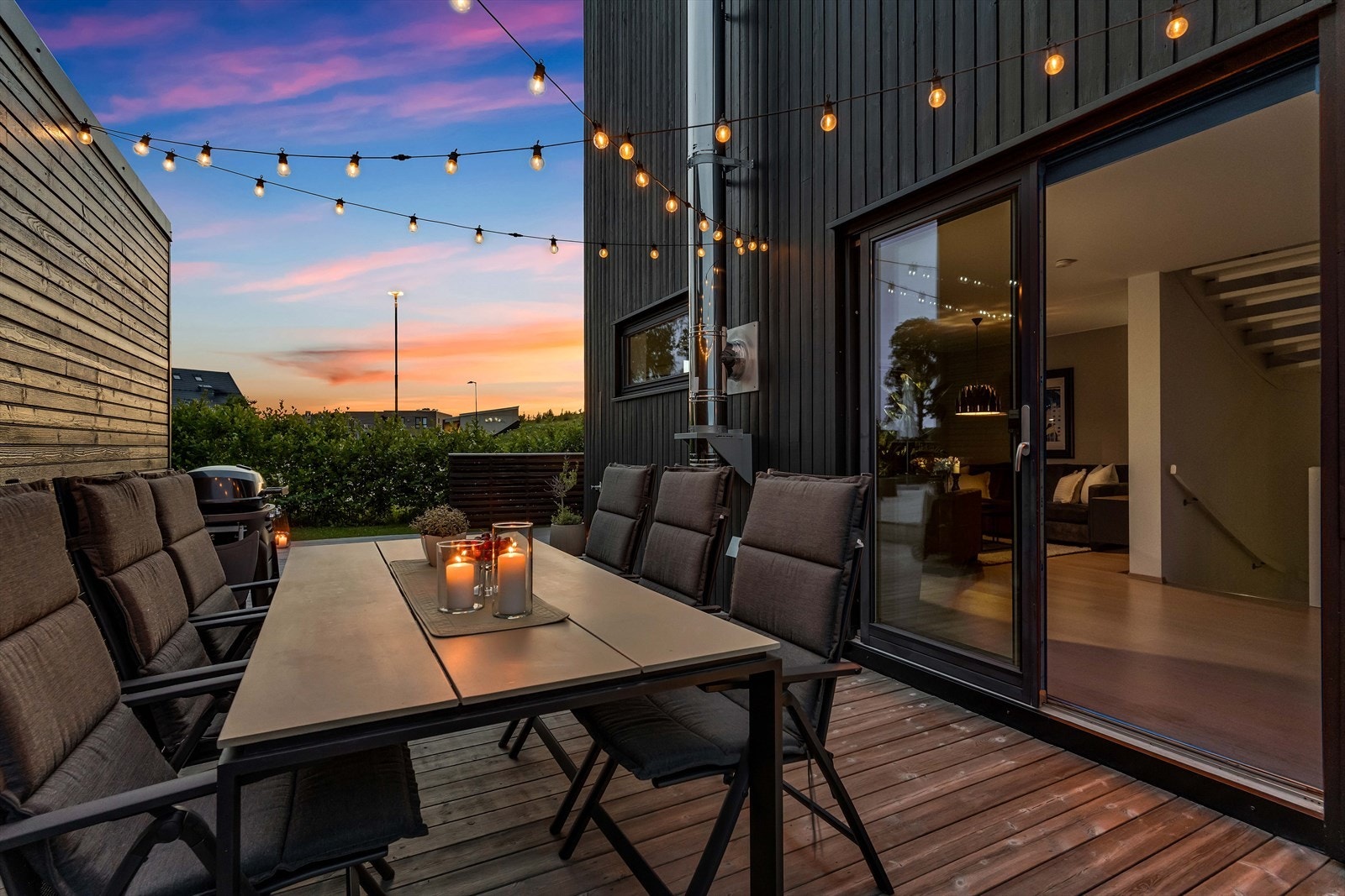 Terrassen har tilgang via store skyvedører fra stuen. Galleribilde