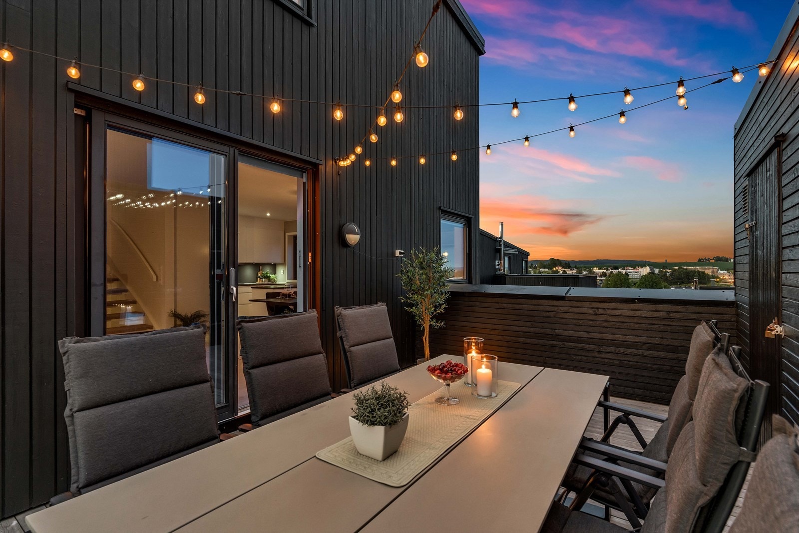 Også fra terrassen er det svært fin utsikt. Galleribilde