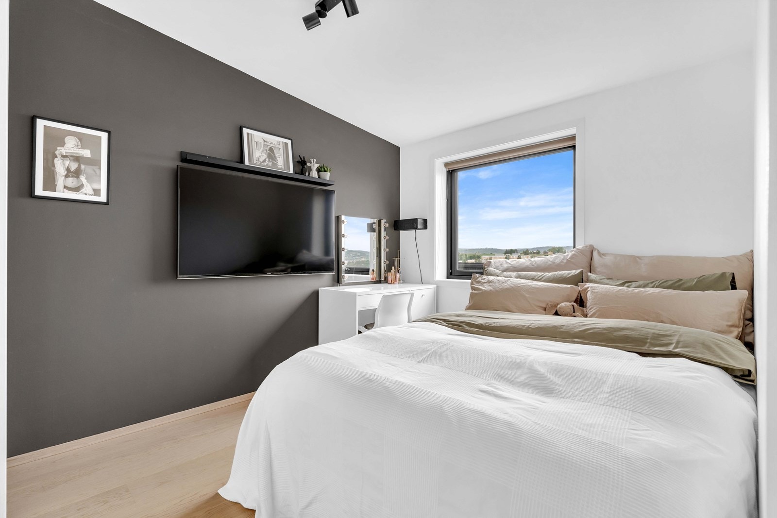 Soverom nr. 2 og 3 fungerer ypperlig som barnerom, gjesterom eller kontor - her er mulighetene mange. Galleribilde