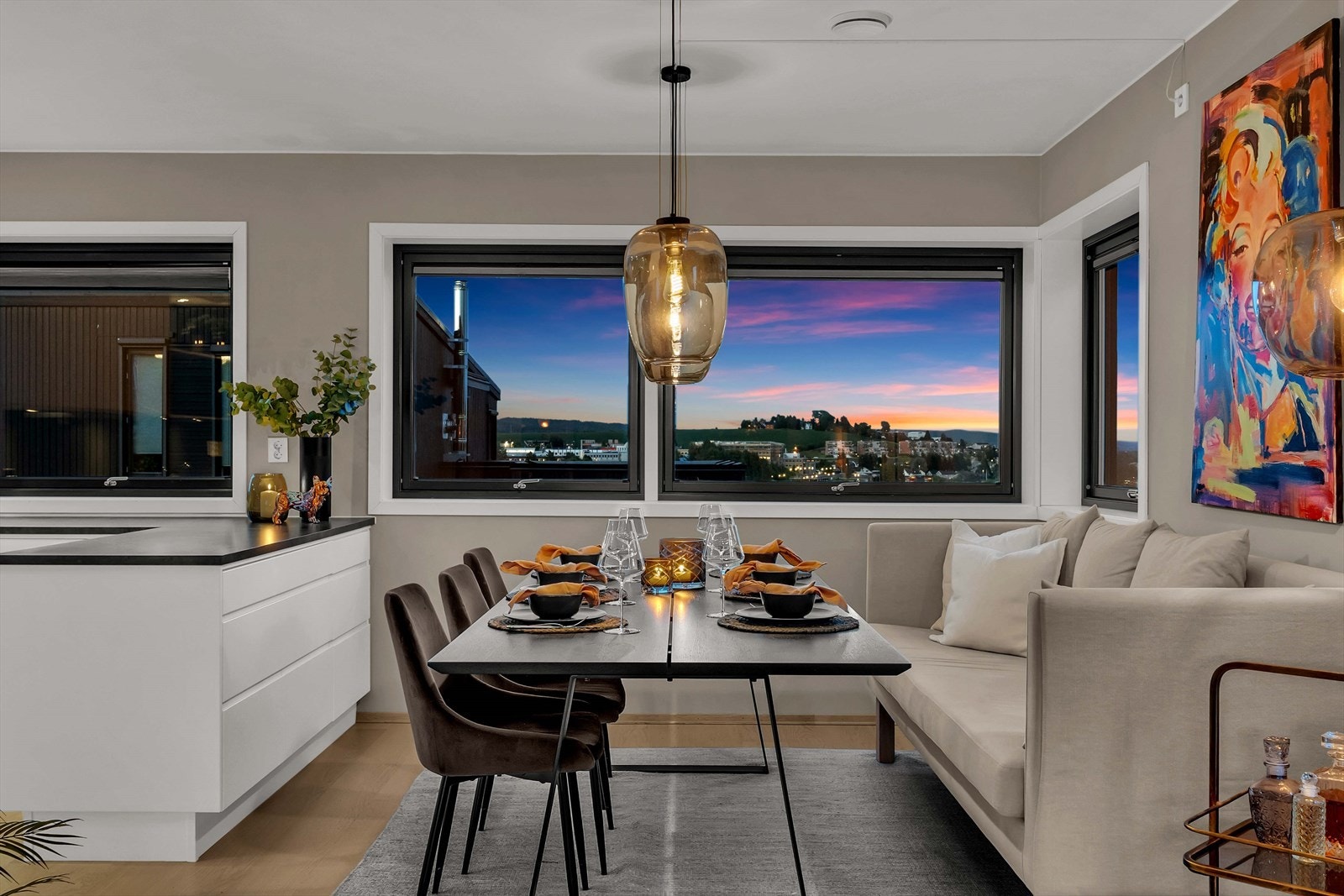 Her kan sene middager og tidlige familiefrokoster nytes. Galleribilde