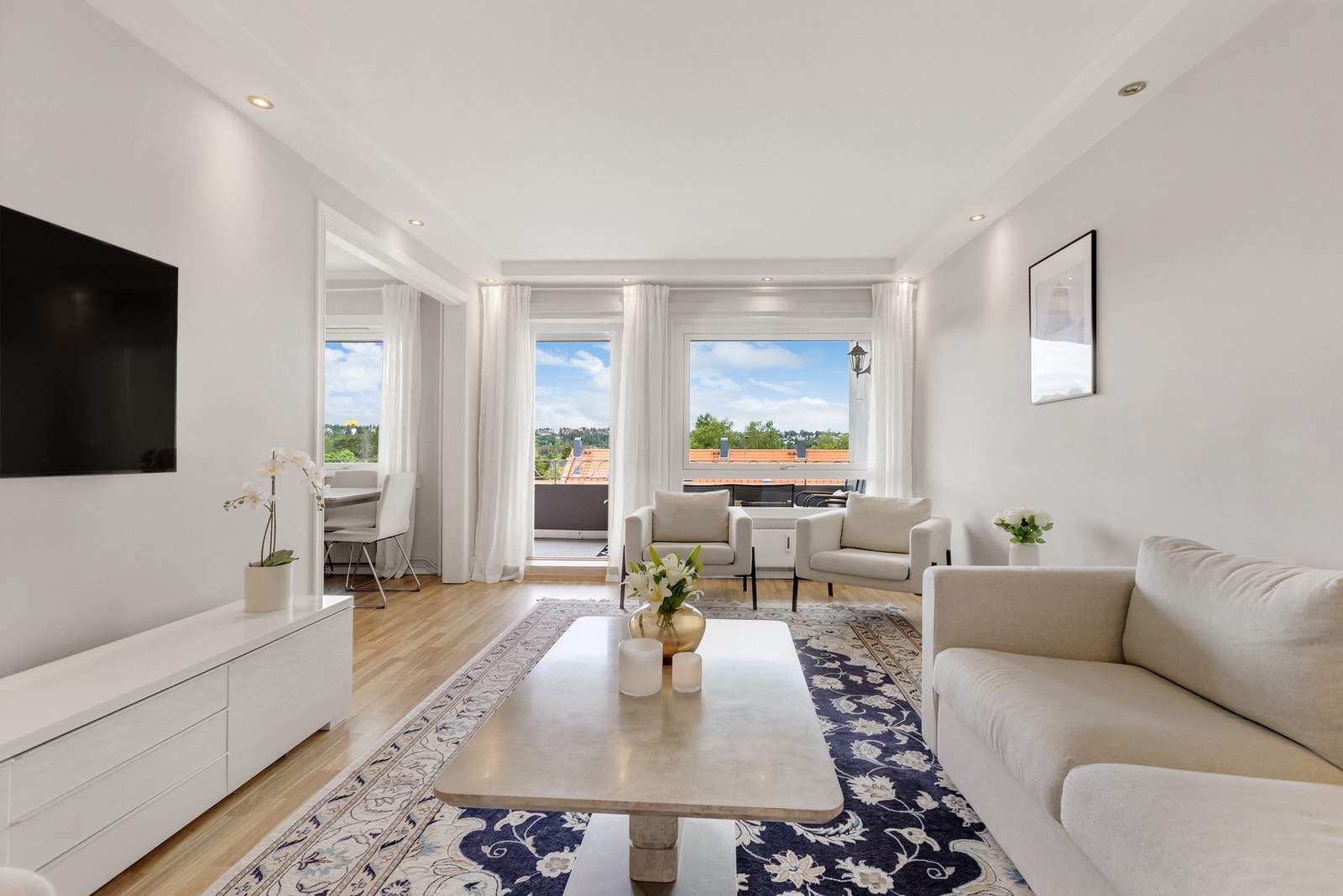 Store vindusflater som slipper inn rikelig med naturlig lys og skaper en hyggelig atmosføre. Galleribilde