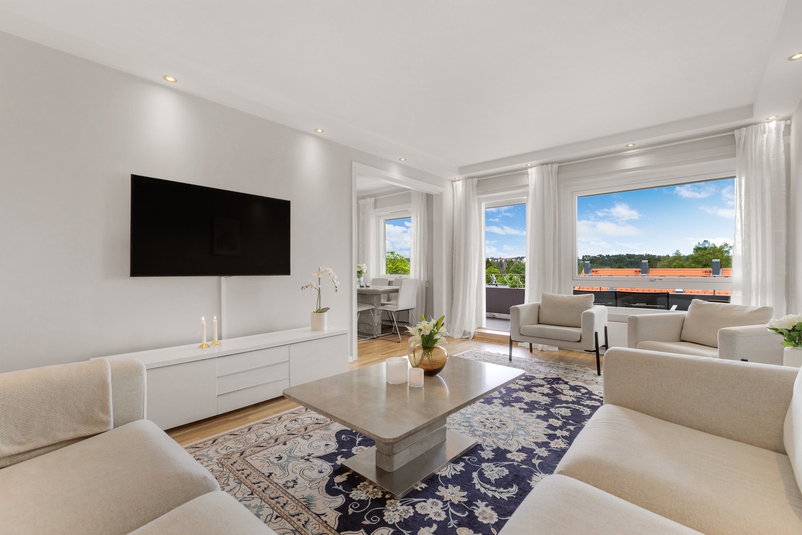 Lys og lekker stue med god plass til flere møbleringsmuligheter. Galleribilde