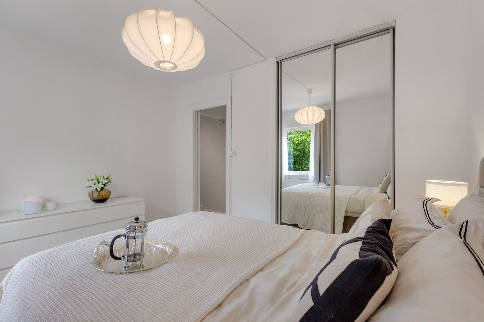 Godt med oppbevaring i garderobeskap. Galleribilde