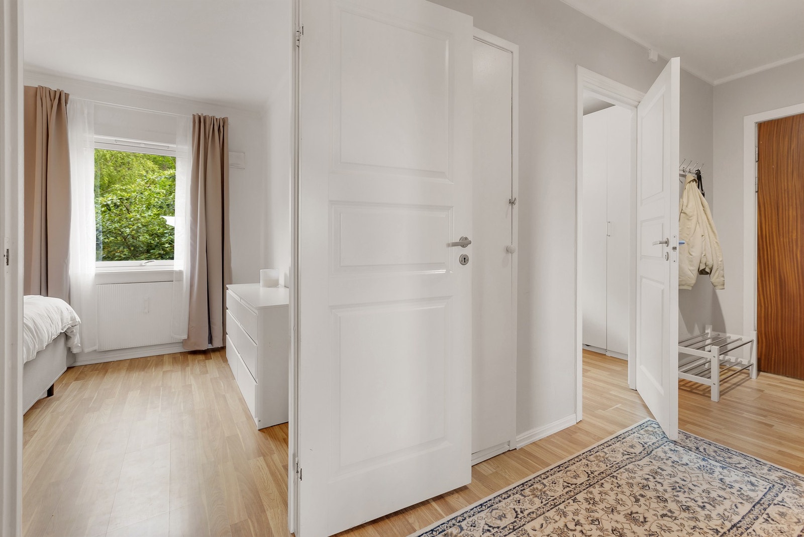 Entré som tar deg videre inn til boligens 3. soverom. Galleribilde