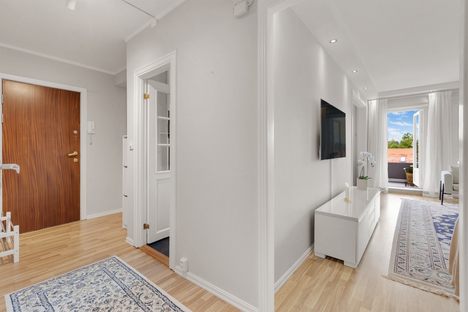 Entré med tilgang til boligens øvrige rom. Galleribilde