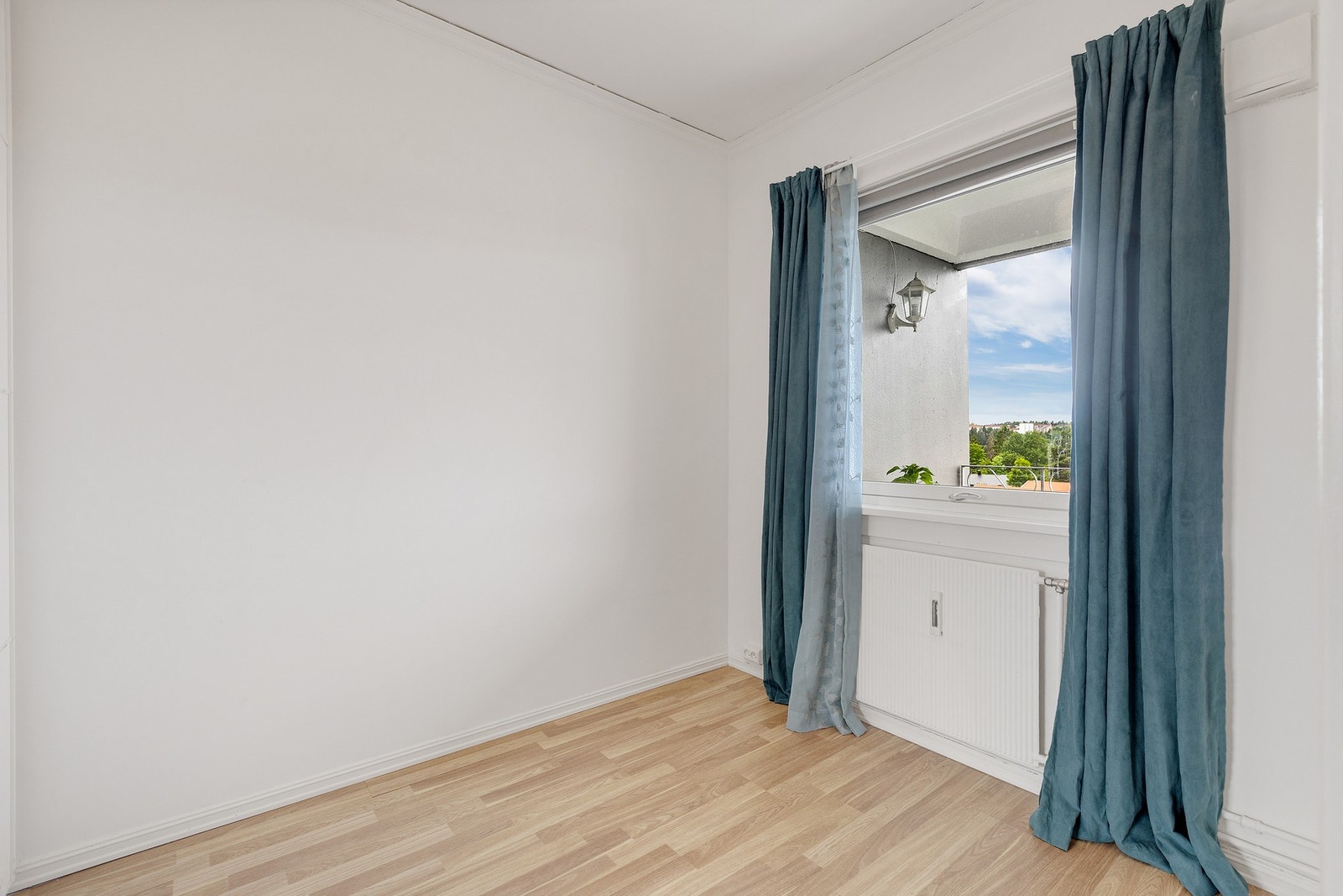 God plass til seng, nattbord og ønsket møblement. Galleribilde