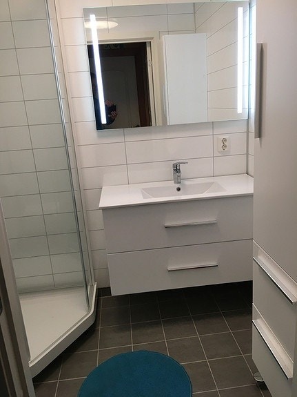 Bad i 2. etasje med dusj, servant og skap. Nytt i 2021 Galleribilde