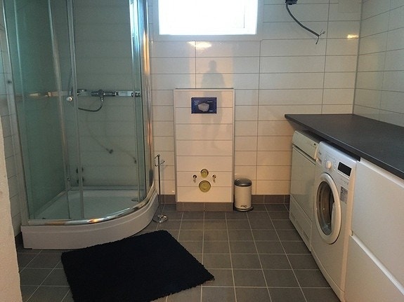 Bad i kjeller med dusj, wc og vaskemaskin. Renovert 2021 Galleribilde