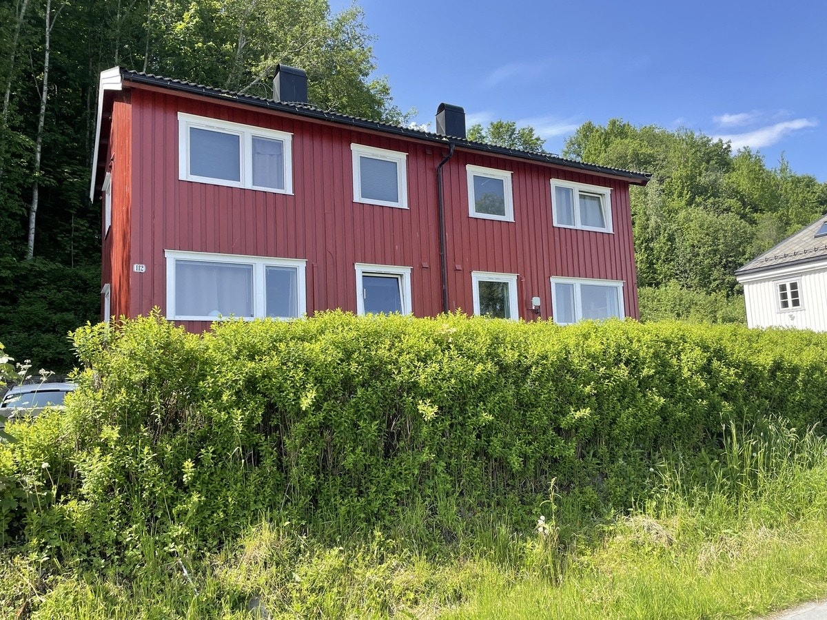 Tomannsbolig. Halvparten til høyer er ledig. Galleribilde