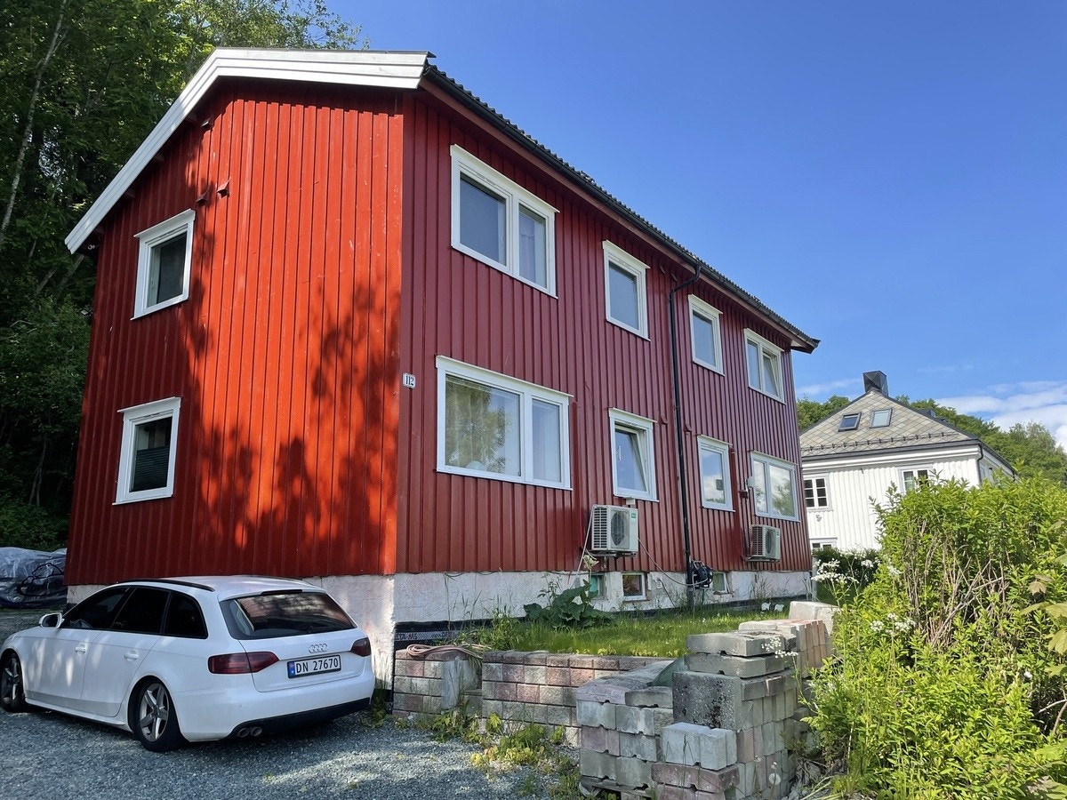Parkeringsplass og en liten hage Galleribilde