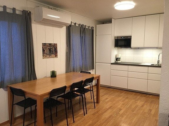 Spiseplass med stort bord (bordet kan forlenges til 12 sitteplasser) Galleribilde