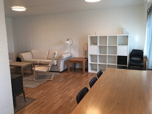 Stua sett fra kjøkkenet, møblert Galleribilde