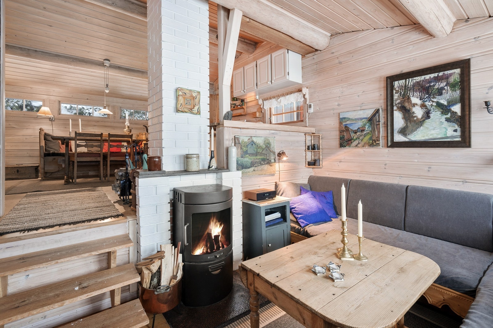 Koselig stue med nyere peis Galleribilde