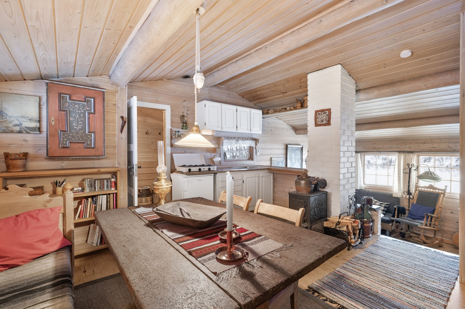 Sjarmerende og sosial spisestue tilknyttet kjøkkenet med høyere himling Galleribilde