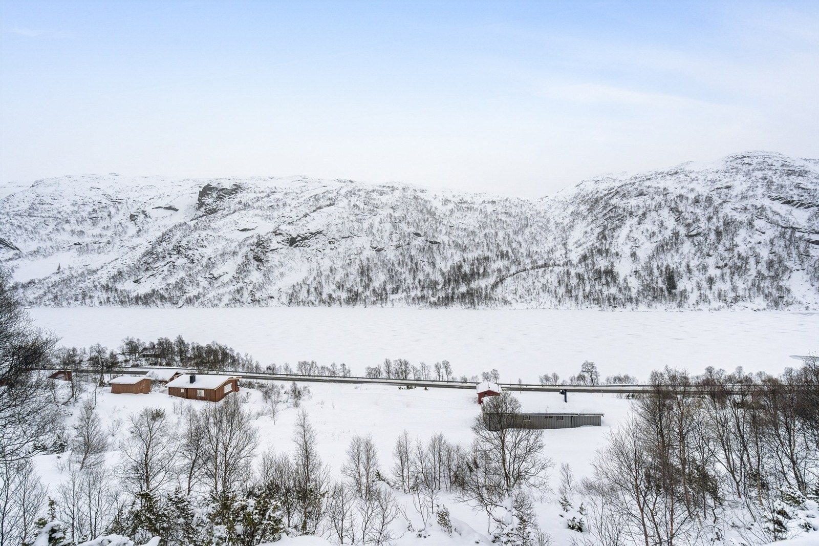 Hytta ligger høyt og har fantastisk utsikt mot Store Bjørnevatn, Kaldheimsheii og Strandenuten. Vinterstemning. Galleribilde
