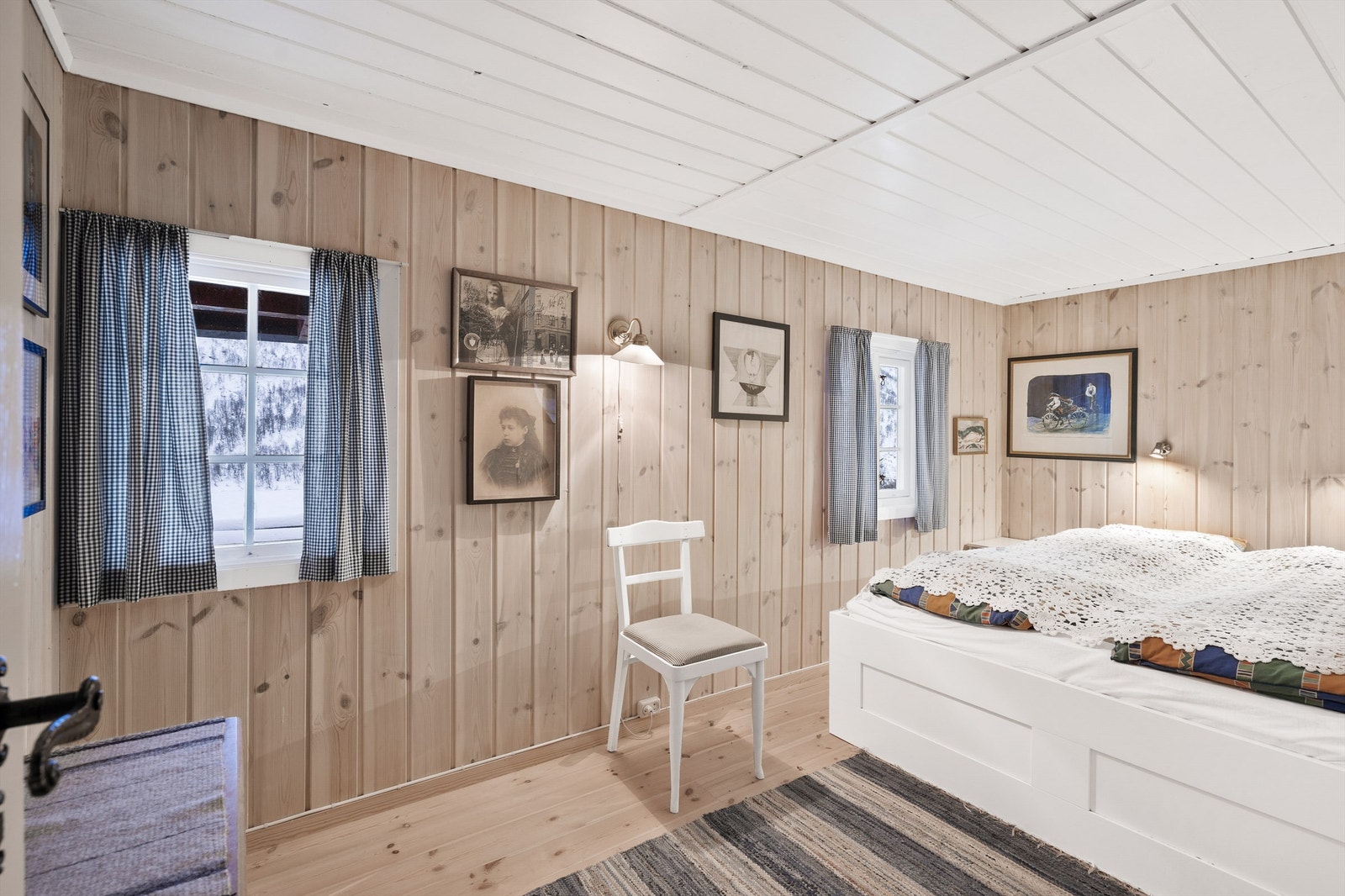 Romslig soverom med god plass til dobbeltseng Galleribilde