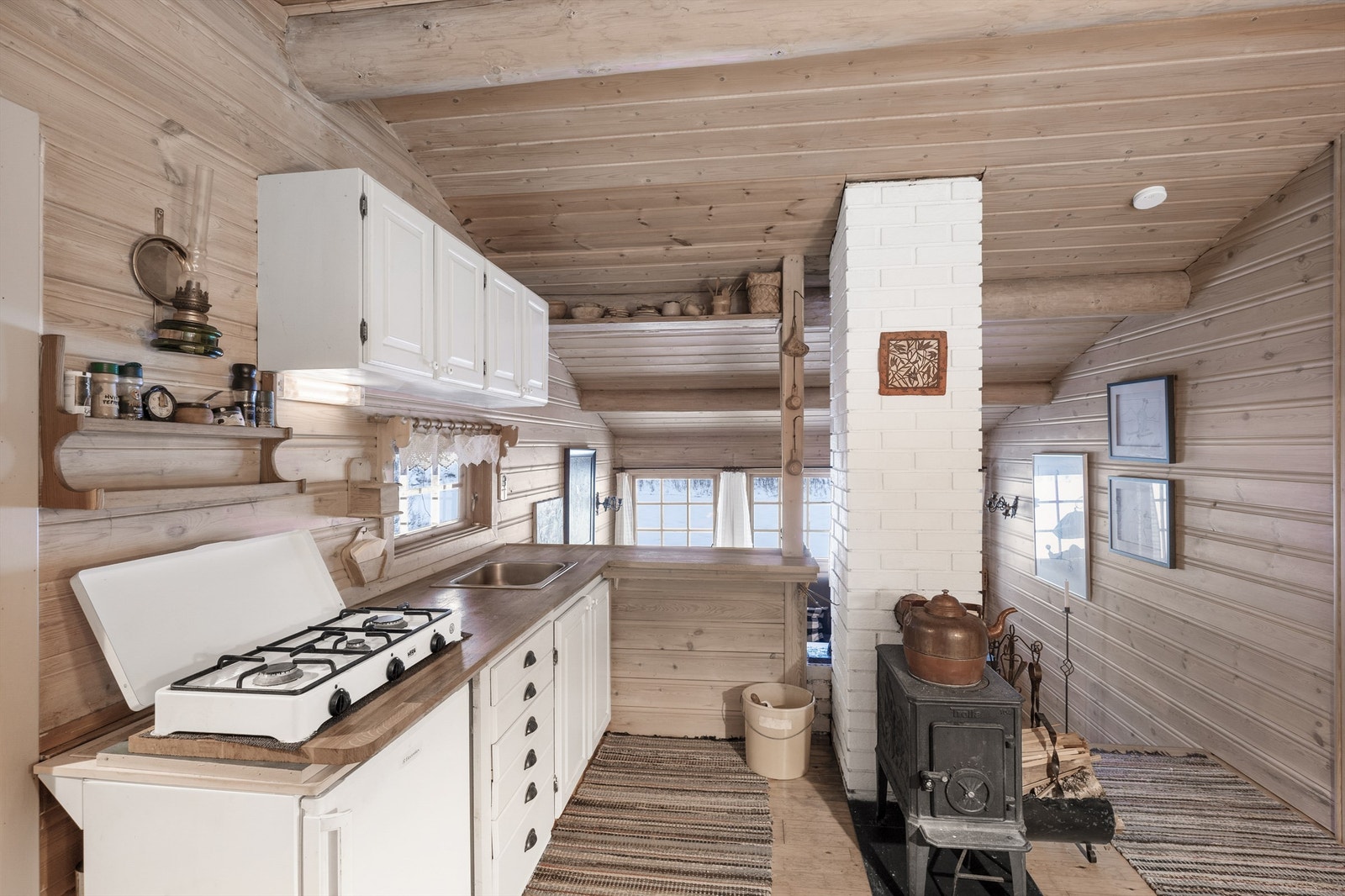 Hytta er godt vedlikeholdt og byr på enkle løsninger. Kjøkken med kokeplate og kjøleskap er gassdrevet. Praktisk med vedfyringsovn. Galleribilde