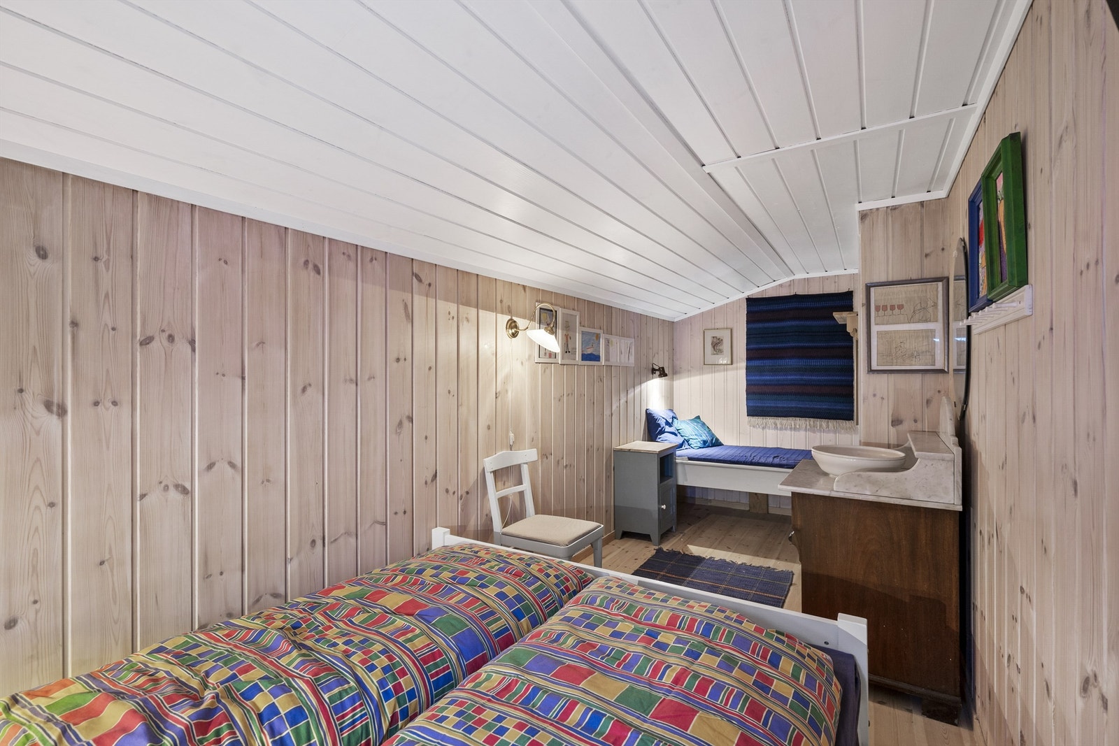 Plass til enkeltseng i enden av rommet Galleribilde