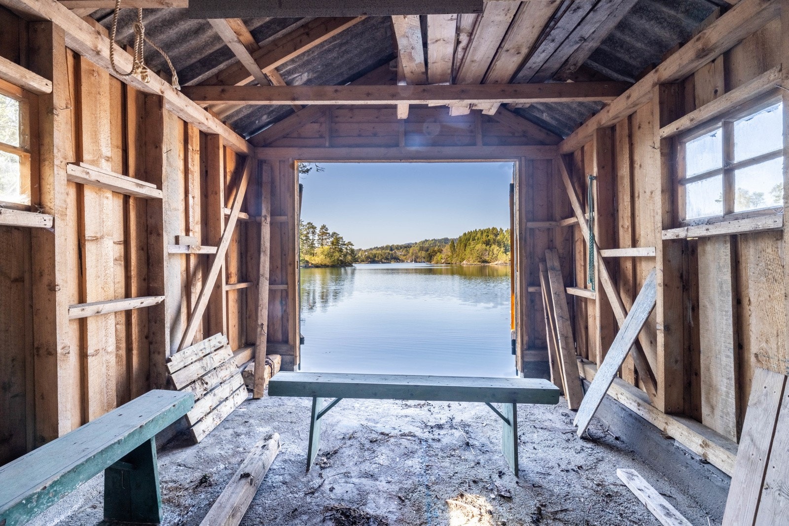 Selger har benyttet naustet som en privat badeplass på sommerstid Galleribilde