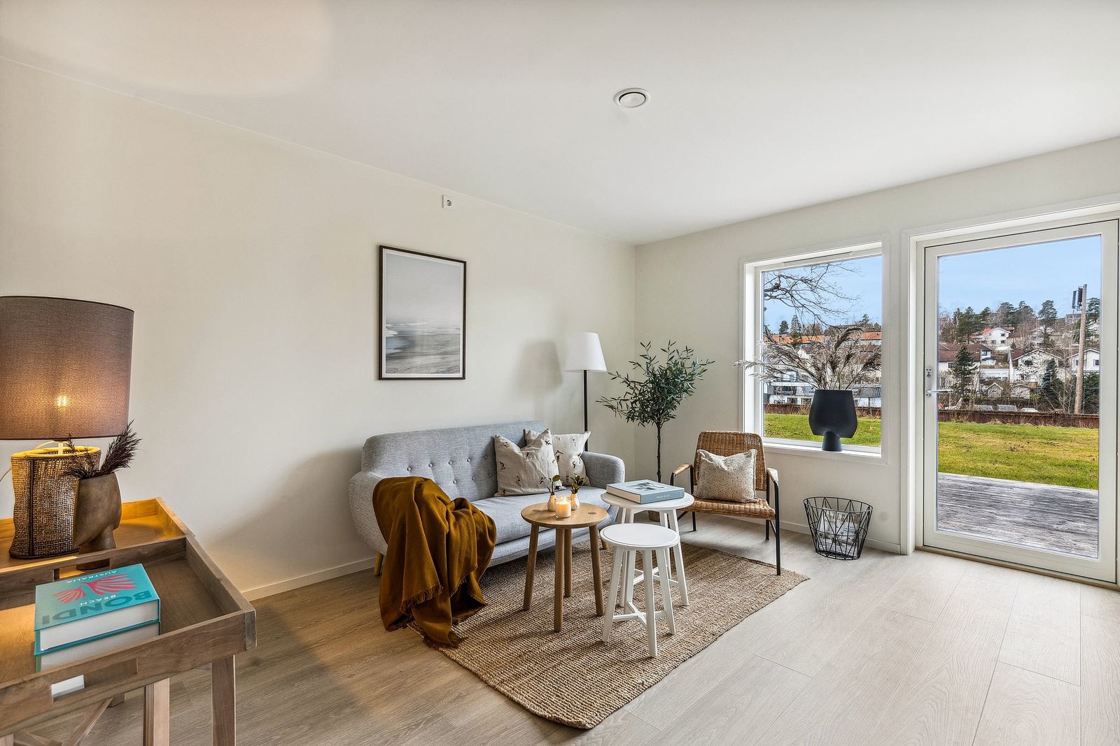 Innbydende stue med praktisk adgang til terrassen og uteområdet. Galleribilde