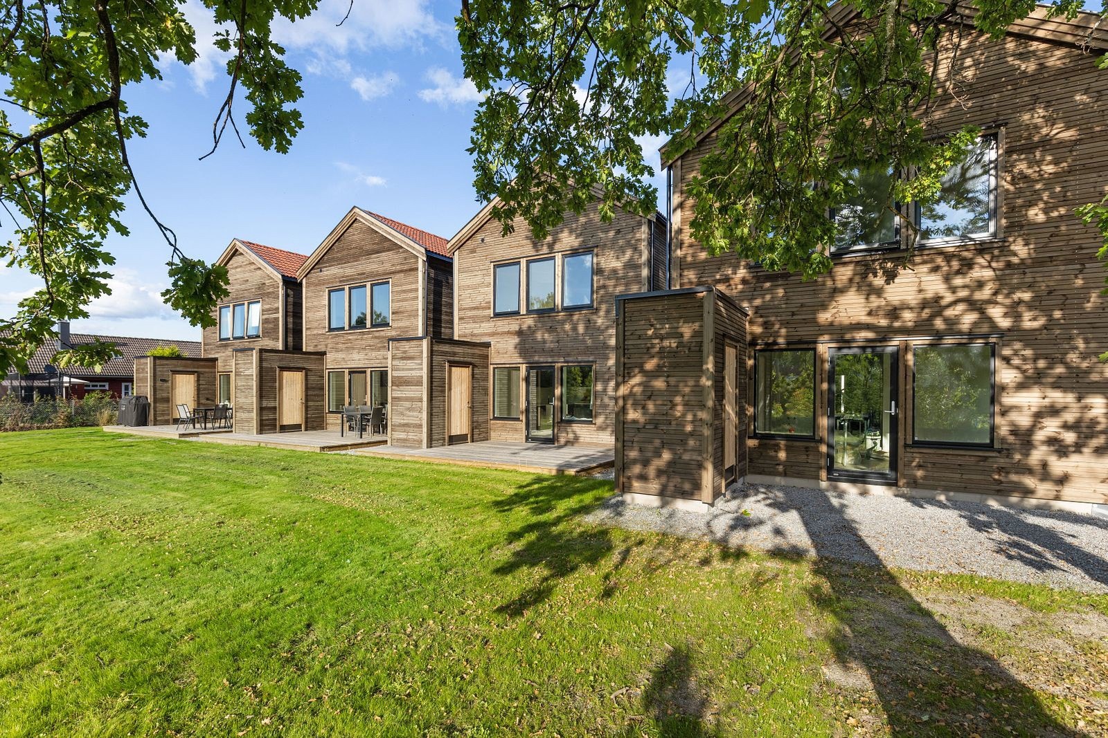 Fantastisk uteareal med stor terrasse og grønt areal. Galleribilde