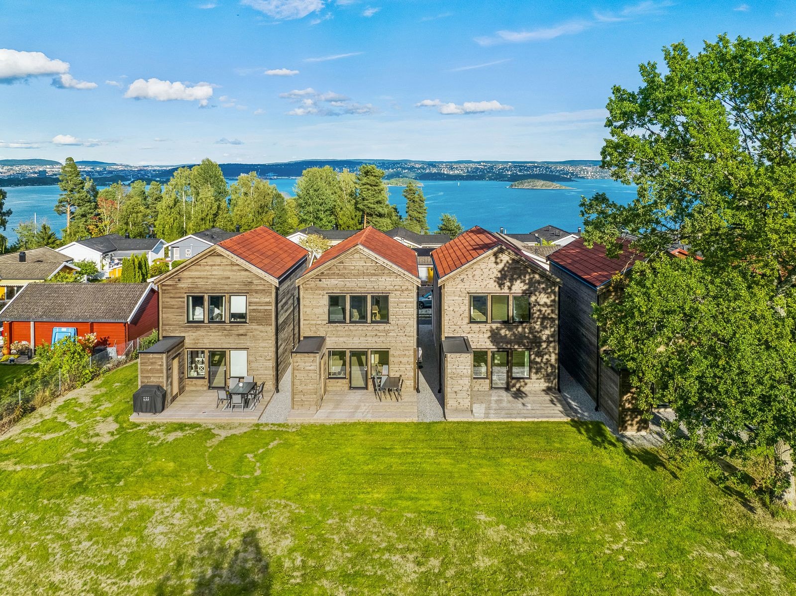 Stort og grønt hageområde rett utenfor terrassedøren. Galleribilde