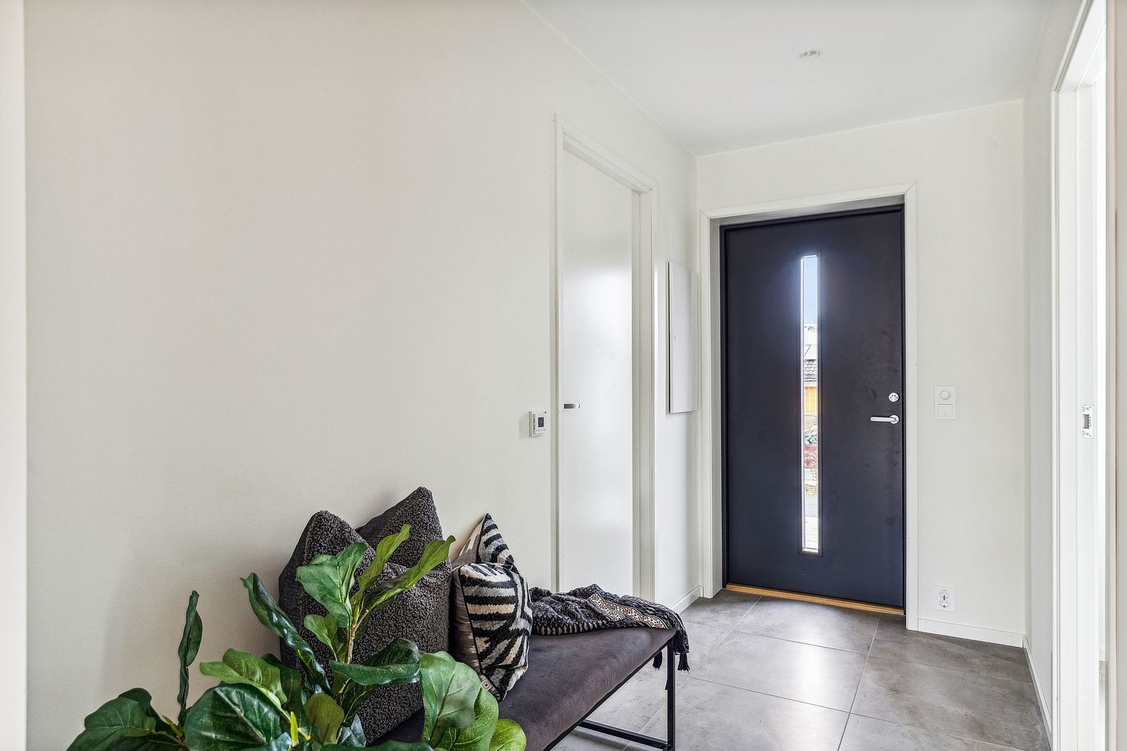 Du ønskes velkommen inn til en romslig og innbydende entré. Galleribilde