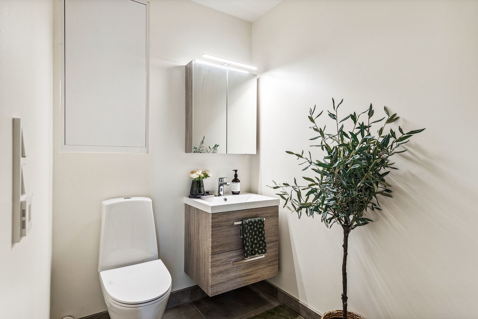 WC/ vaskerom med god plass til vaskemaskin. Galleribilde