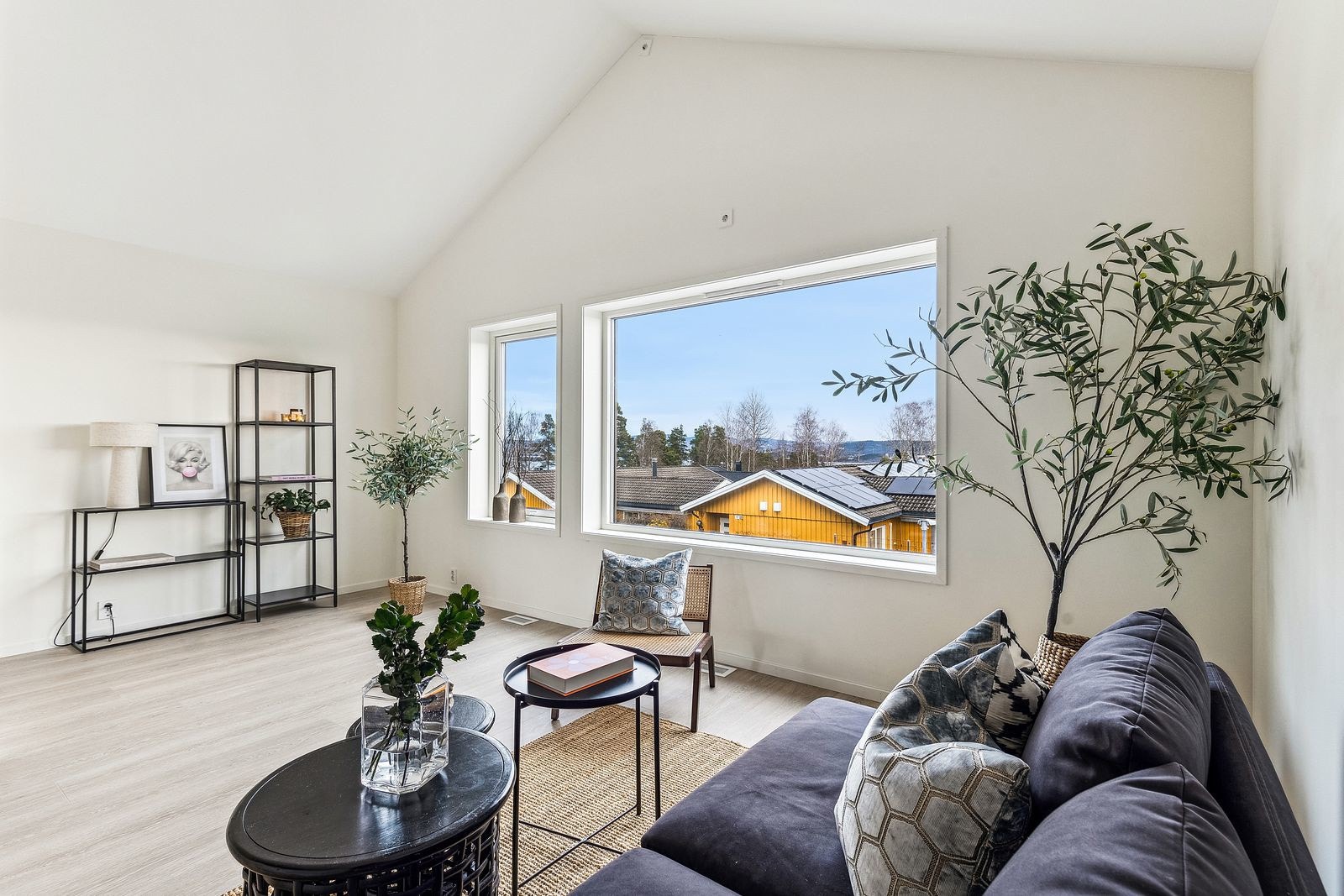 Stor stue med katedraltak i 2. etasje er perfekt som tv-stue. Galleribilde
