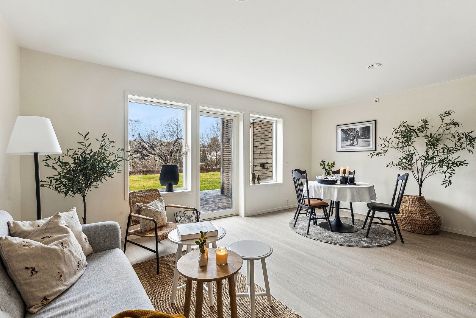 Oppholdsrommet har god møbleringsfrihet og gjør det enkelt å innrede rommet etter eget ønske. Galleribilde